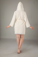 Жіночий короткий халат Nusa вафельний з мереживом кремовий